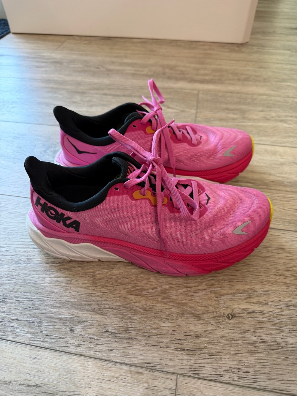 Women’s HOKA Arahi 6 Running Shoes – Size 8 – Bright Pink & Black